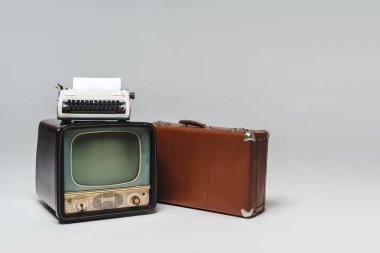 Vintage gri televizyonda