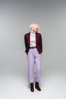 güzel kadın kıdemli şık vintage giyim Grey