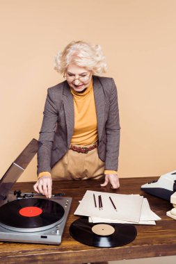 şık kadın kıdemli vinil plak çalar masada daktilo ve vinil disk ile açma