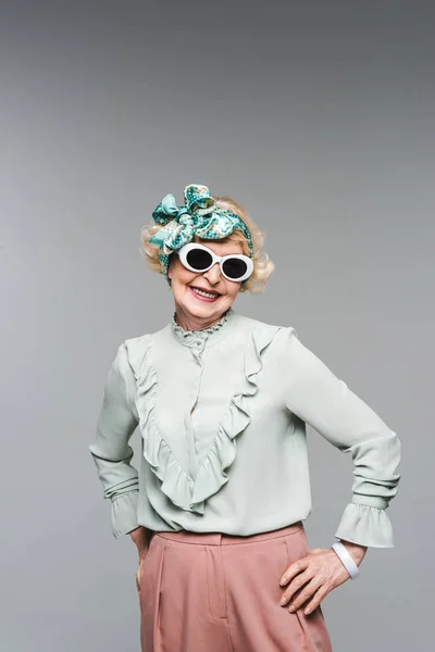 Mujer Mayor Feliz Diadema Elegante Gafas Sol Aisladas Gris — Foto de Stock