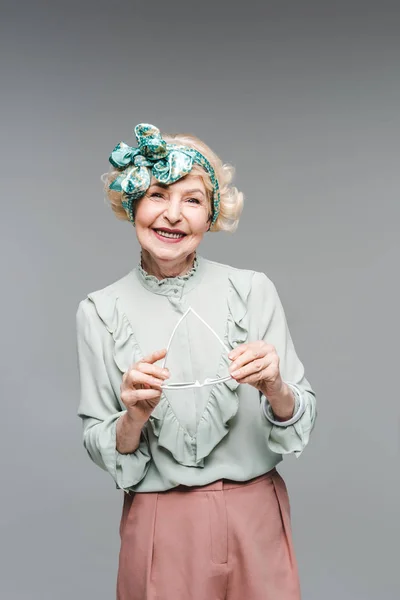 Krásná Starší Žena Stylové Oblečení Drží Brýle Izolované Grey — Stock fotografie