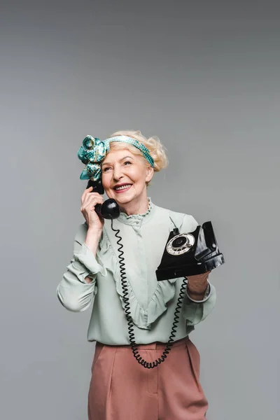 Счастливая Пожилая Женщина Разговаривает Ротационному Телефону Изолированы Серый — стоковое фото