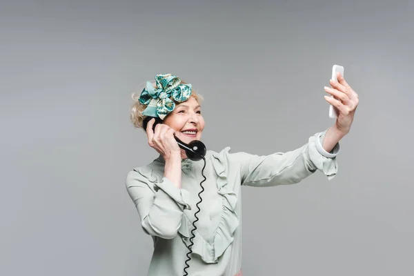 Sonriente Mujer Mayor Tomando Selfie Mientras Habla Por Teléfono Vintage —  Fotos de Stock