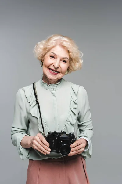 Mulher Sênior Feliz Com Câmera Filme Vintage Isolado Cinza — Fotos gratuitas