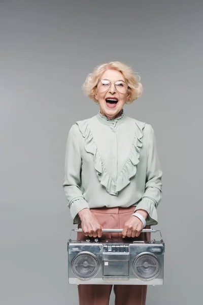 Gritando Mulher Sênior Com Boombox Vintage Isolado Cinza — Fotografia de Stock