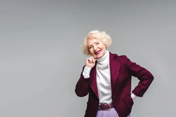 Mujer Mayor Feliz Chaqueta Elegante Cuello Alto Aislado Gris — Foto de Stock