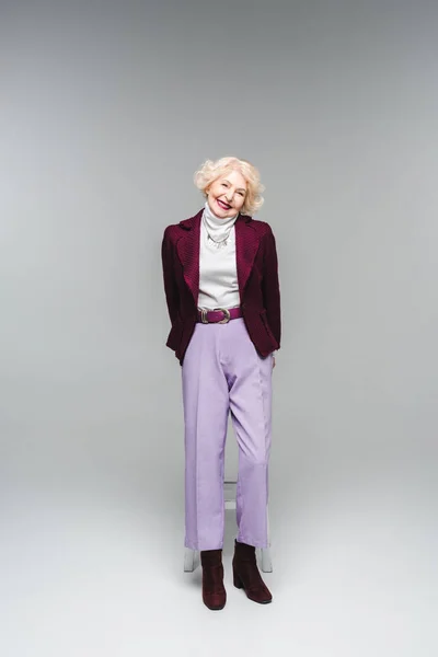 Mooie Senior Vrouw Stijlvolle Vintage Kleding Grijs — Stockfoto