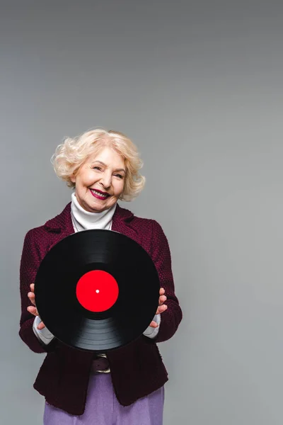 Sonriente Mujer Mayor Con Estilo Sosteniendo Disco Vinilo Aislado Sobre — Foto de stock gratis