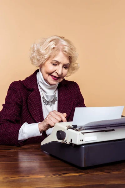 Mulher Sênior Moda Usando Máquina Escrever Mesa — Fotografia de Stock Grátis