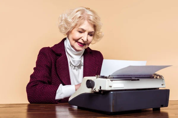 Стильная Пожилая Женщина Помощью Пишущей Машинки Столом — Бесплатное стоковое фото