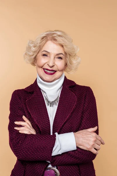 Sonriente Elegante Mujer Mayor Posando Aislado Sobre Fondo Beige — Foto de Stock