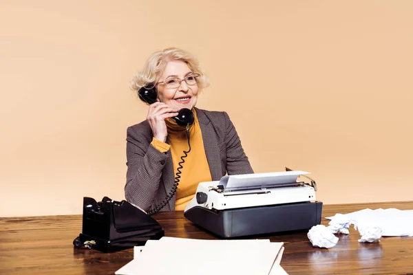 Модная Стильная Пожилая Женщина Очках Разговаривает Ротационному Телефону Столом — Бесплатное стоковое фото