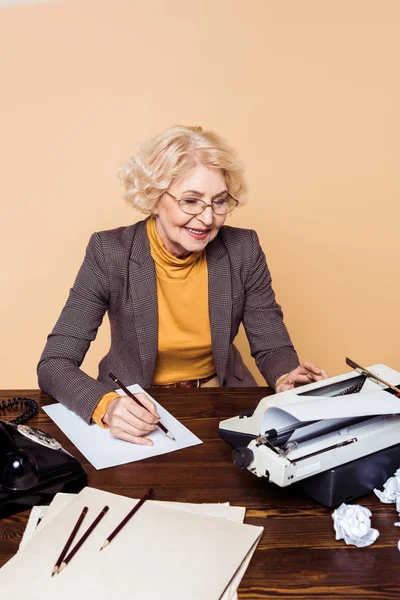 Smiling Stylish Senior Woman Eyeglasses Writing Paper — Free Stock Photo
