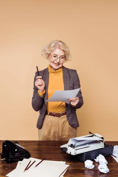 Stylish Senior Woman Eyeglasses Looking Paper Table Typewriter Rotary Phone — Free Stock Photo