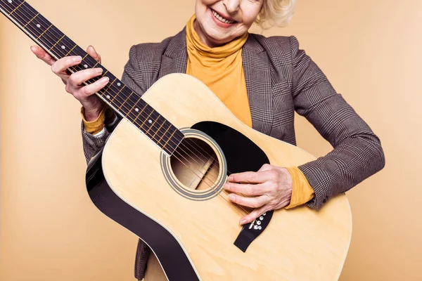 Beskuren Bild Elegant Kvinna Som Spelar Akustisk Gitarr Isolerad Beige — Stockfoto