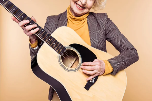 Imagem Cortada Mulher Elegante Tocando Guitarra Acústica Isolada Fundo Bege — Fotografia de Stock