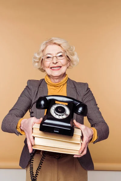 Stylish Senior Woman Eyeglasses Holding Rotary Phone Stack Books — Stock Photo, Image