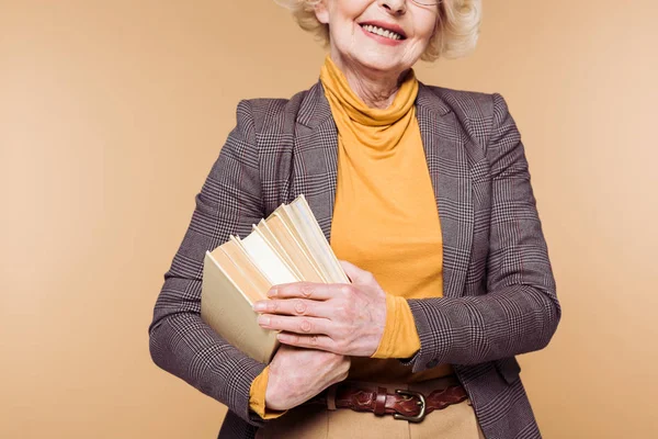 Image Recadrée Femme Élégante Tenant Pile Livres Isolés Sur Fond — Photo