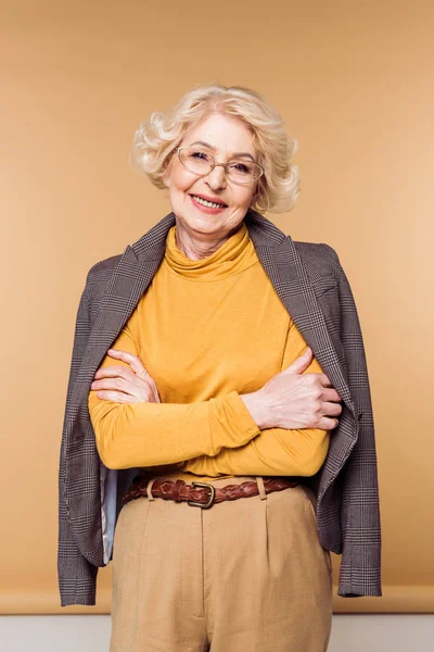 Glücklich Stylische Seniorin Brille Posiert Mit Jacke Auf Den Schultern — Stockfoto