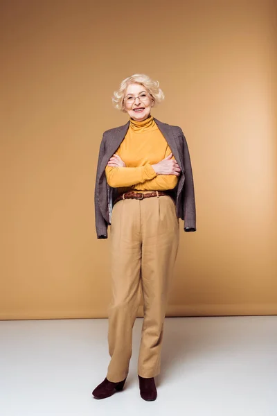Стильна Старша Жінка Окулярах Позує Піджаком Плечах — стокове фото