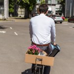 Widok z tyłu Manager, jazda na rowerze z pole osobiste rzeczy na pniu