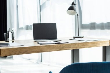 dizüstü bilgisayar ve çeşitli malzemeleri modern ofis işyeri