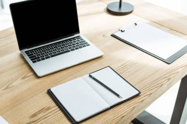 dizüstü bilgisayar ve ofis boş kağıt modern çalışma alanı'nın yakın çekim shot