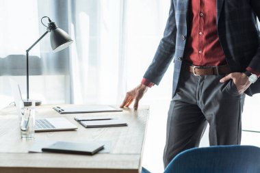 ofis onun işyerinde yanında duran işadamı kırpılmış atış