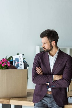 o ateş alır sonra kutusu Office kişisel şeyler bakarak düşünceli genç işadamı