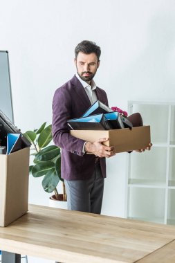 Kişisel sayfalar ofis kutu taşıyan genç işadamı ateş