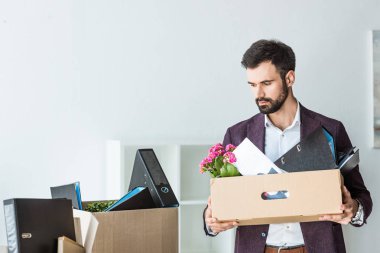 Office kişisel sayfalar kutuları genç işadamı ateş