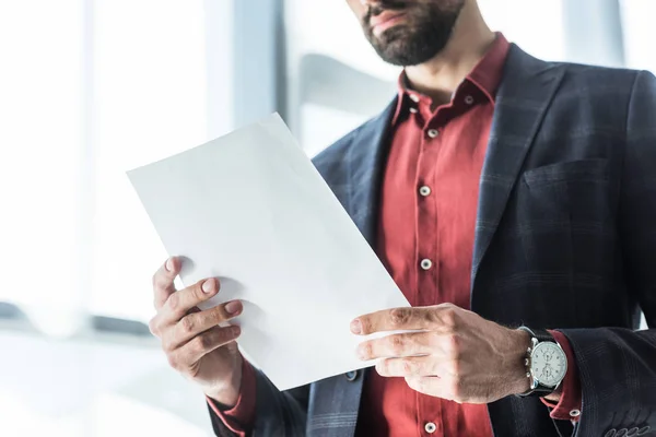 Recortado Disparo Joven Empresario Lectura Documentos Negocios — Foto de Stock