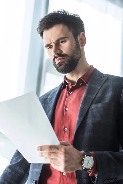 Onderaanzicht Van Knappe Jonge Zakenman Bedrijfsdocument Lezen — Stockfoto