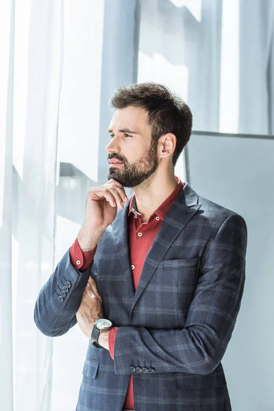 Pensativo Jovem Homem Negócios Com Mão Queixo Olhando Através Windowssman — Fotografia de Stock