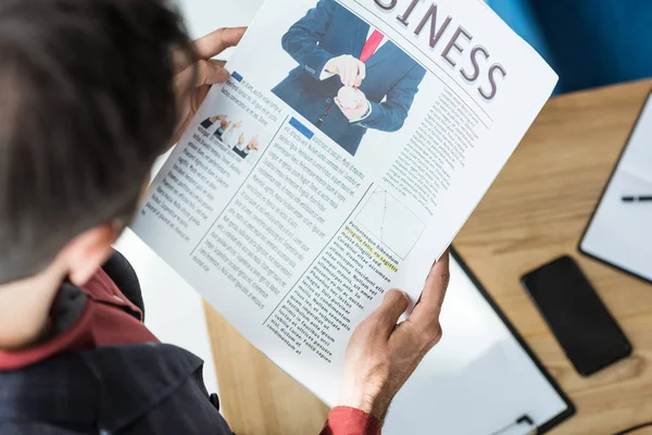 High Angle View Businessman Reading Newspaper Office — Free Stock Photo