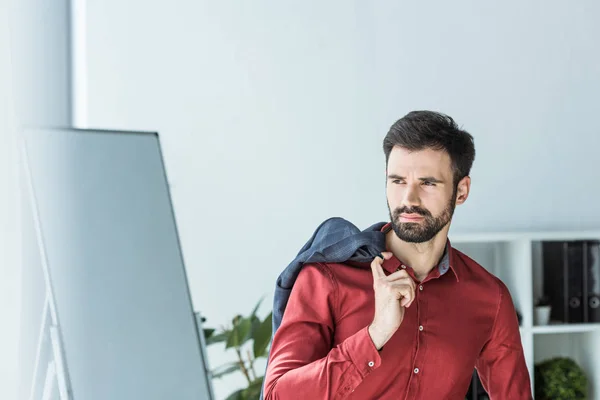 Attraktiver Junger Geschäftsmann Mit Jacke Auf Der Schulter Büro — kostenloses Stockfoto