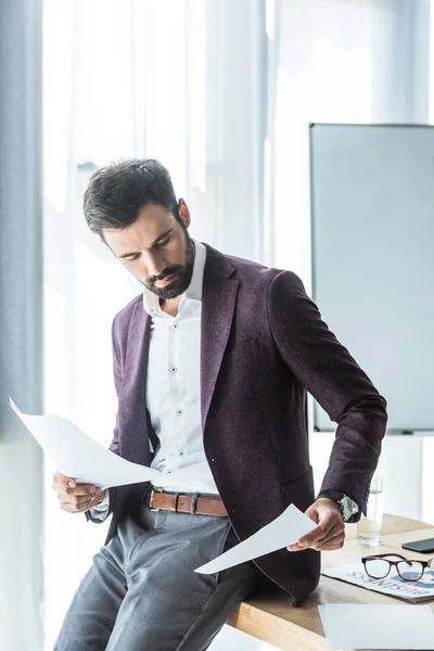 Bonito Jovem Empresário Fazendo Papelada Enquanto Inclinando Volta Mesa Escritório — Fotografia de Stock