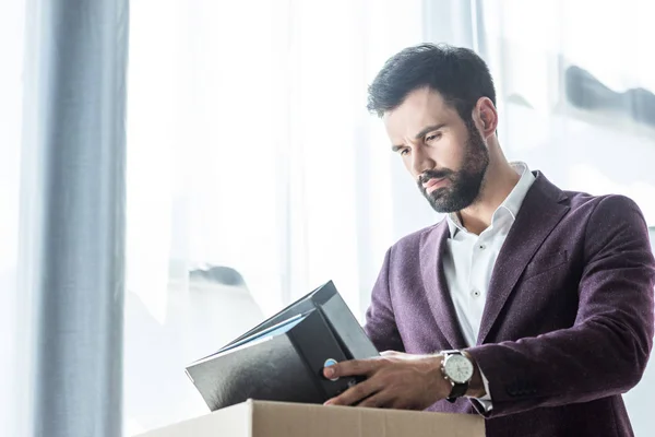 Pensativo Joven Empresario Poniendo Libros Carpetas Caja Después Ser Despedido —  Fotos de Stock