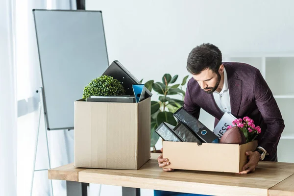 Entlassener Geschäftsmann Nimmt Kiste Mit Persönlichen Sachen Vom Schreibtisch Büro — Stockfoto
