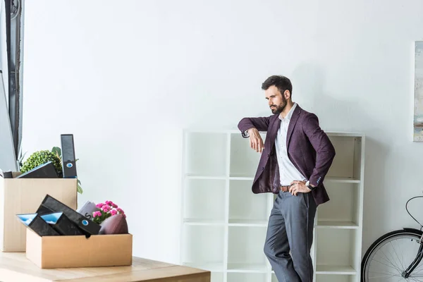 Besonnener Gefeuerter Geschäftsmann Lehnt Regalen Büro — Stockfoto