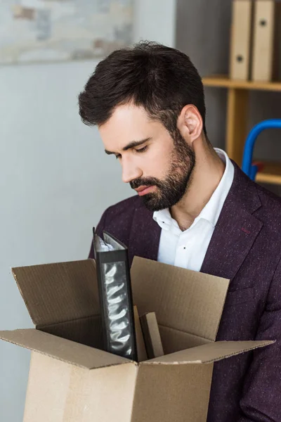 Primer Plano Joven Empresario Deprimido Con Caja Cosas Personales Después — Foto de Stock