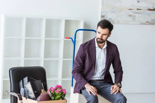 Jonge Zakenman Geloosd Met Doos Van Persoonlijke Spullen Zittend Kar — Gratis stockfoto