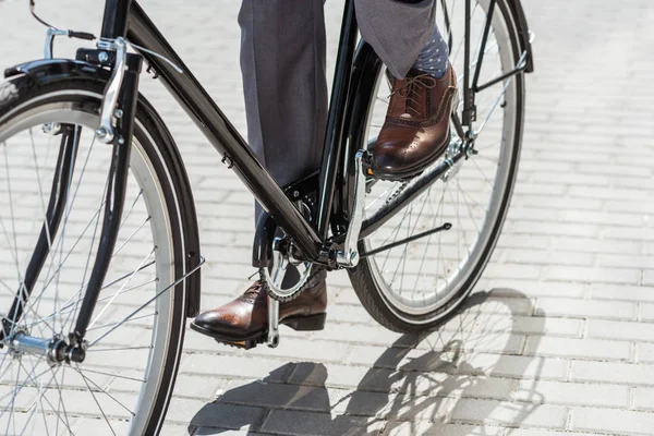 Schnappschuss Eines Geschäftsmannes Klassischen Schuhen Auf Einem Oldtimer Fahrrad — Stockfoto