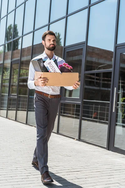 Young Manager Box Personal Stuff Outdoors Fired — Free Stock Photo