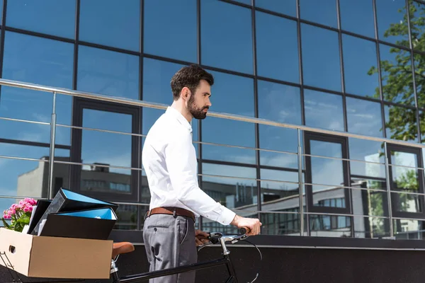 Deprimido Joven Gerente Con Caja Cosas Personales Bicicleta Mirando Hacia — Foto de stock gratis