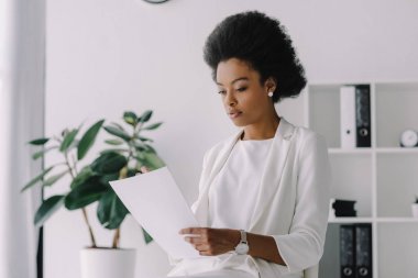 office belgesinde okuma çekici Afro-Amerikan işkadını
