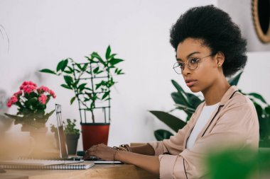 dizüstü bilgisayar kullanma office çekici Afro-Amerikan işkadını