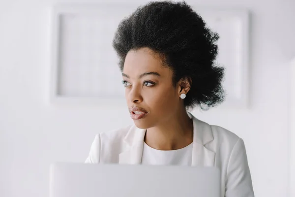 Retrato Atractiva Mujer Negocios Afroamericana Mirando Hacia Otro Lado Oficina —  Fotos de Stock