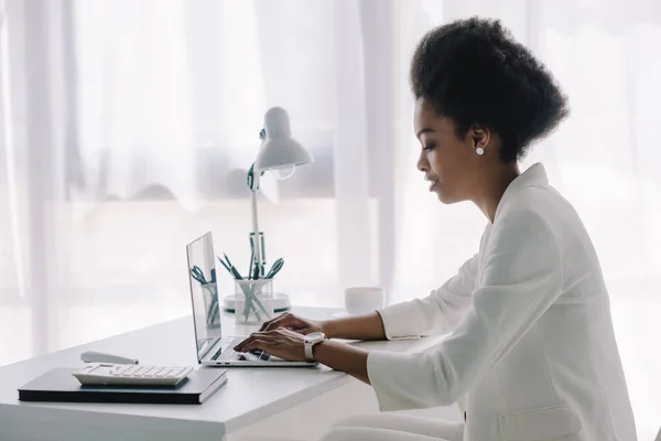 Visão Lateral Atraente Mulher Negócios Afro Americana Usando Laptop Escritório — Fotografia de Stock