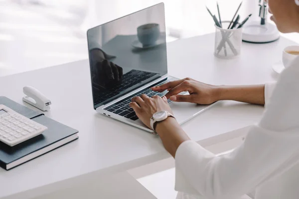 Körülvágott Kép Afro Amerikai Üzletasszony Laptop Használ Munkaterületen — Stock Fotó